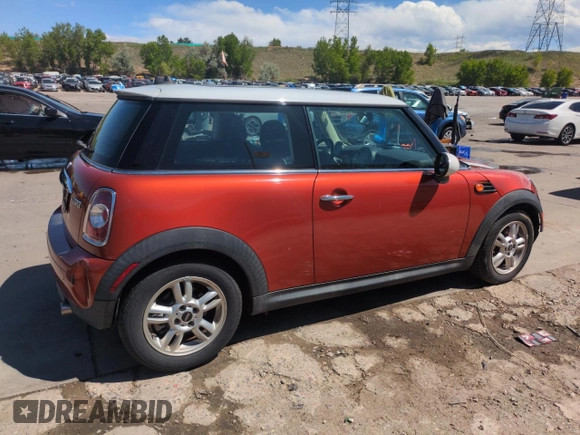 2011 MINI Hardtop z VIN WMWSU3C58BT252888, wystawiony jako Copart lot #55334725 z przebiegiem 59 701 mil mil oraz Szkody całkowita. Historia ofert i sprzedaży dostępna na DreamBid. Obrazek 3.