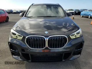 2022 BMW X1 xDrive28i z VIN WBXJG9C08N5V03613, wystawiony jako Copart lot #47483485 z przebiegiem 7 296 mil mil oraz Czysty tytuł • Clean title. Historia ofert i sprzedaży dostępna na DreamBid. Obrazek 5.