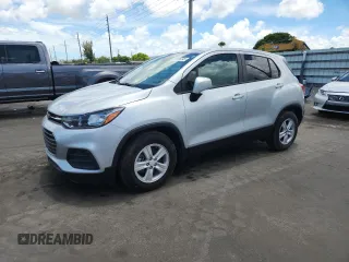 2020 Chevrolet Trax LS z VIN KL7CJKSB5LB326841, wystawiony jako Copart lot #60836345 z przebiegiem Nie podano mil oraz Szkoda całkowita • Salvage title. Historia ofert i sprzedaży dostępna na DreamBid. Obrazek 1.