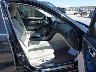2014 Infiniti Q50 Premium z VIN JN1BV7AP2EM672661, wystawiony jako IAAI lot #42319325 z przebiegiem 85 803 mil mil oraz . Historia ofert i sprzedaży dostępna na DreamBid. Obrazek 5.