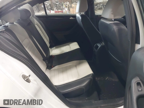 2015 Volkswagen Jetta SE z VIN 3VWD17AJ2FM427343, wystawiony jako IAAI lot #42520443 z przebiegiem 60 409 mil mil oraz . Historia ofert i sprzedaży dostępna na DreamBid. Obrazek 8.