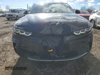 2024 Alfa Romeo Tonale Ti z VIN ZASPATCW5R3049398, wystawiony jako Copart lot #43519575 z przebiegiem 4547 mil mil oraz Szkody całkowita. Historia ofert i sprzedaży dostępna na DreamBid. Obrazek 5.