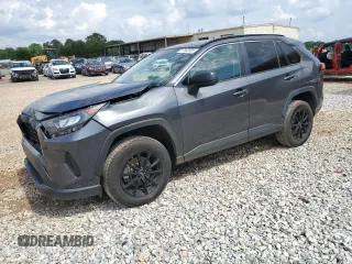 2021 Toyota RAV4 LE z VIN 2T3H1RFV1MC145686, wystawiony jako Copart lot #57682685 z przebiegiem 87 559 mil mil oraz Szkoda całkowita • Salvage title. Historia ofert i sprzedaży dostępna na DreamBid. Obrazek 1.