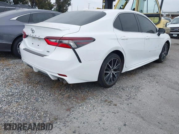 2022 Toyota Camry SE z VIN 4T1G11AK4NU675377, wystawiony jako IAAI lot #42057960 z przebiegiem 46 936 mil mil oraz . Historia ofert i sprzedaży dostępna na DreamBid. Obrazek 4.