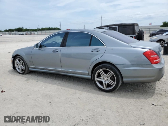 2013 Mercedes-Benz S 550 z VIN WDDNG7DB8DA517526, wystawiony jako Copart lot #53884865 z przebiegiem 119 398 mil mil oraz Nie do naprawy • Non repairable. Historia ofert i sprzedaży dostępna na DreamBid. Obrazek 2.