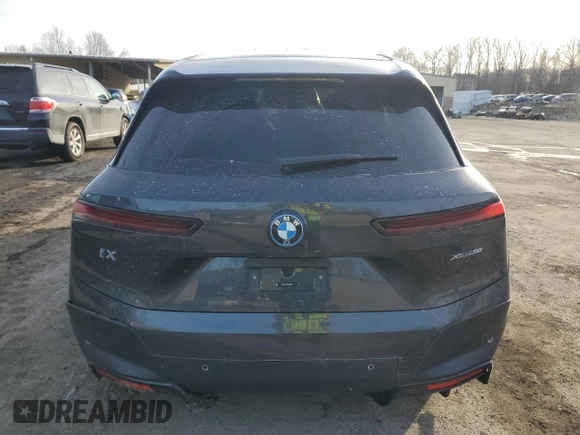 2024 BMW iX xDrive50 z VIN WB523CF02RCP06595, wystawiony jako Copart lot #44179575 z przebiegiem Nie podano mil oraz Szkoda całkowita • Salvage title. Historia ofert i sprzedaży dostępna na DreamBid. Obrazek 6.
