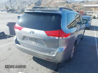 2011 Toyota Sienna LE AAS z VIN 5TDKK3DC8BS163200, wystawiony jako IAAI lot #42523991 z przebiegiem 260 470 mil mil oraz . Historia ofert i sprzedaży dostępna na DreamBid. Obrazek 4.