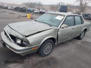 1987 Oldsmobile Cutlass Ciera z VIN 2G3AJ51W9H9378093, wystawiony jako IAAI lot #42080335 z przebiegiem 54 504 mil mil oraz . Historia ofert i sprzedaży dostępna na DreamBid. Obrazek 17.
