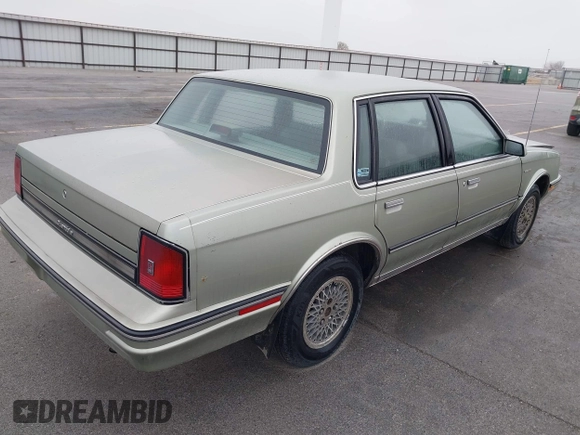 1987 Oldsmobile Cutlass Ciera z VIN 2G3AJ51W9H9378093, wystawiony jako IAAI lot #42080335 z przebiegiem 54 504 mil mil oraz . Historia ofert i sprzedaży dostępna na DreamBid. Obrazek 4.