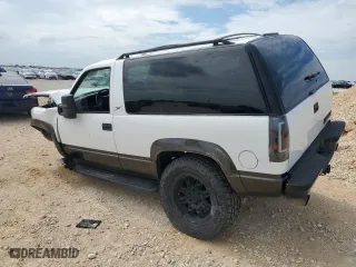 1996 Chevrolet Tahoe with VIN 3GNEK18R9TG165142, listed as a Copart auction lot 70018514 with 141,403 mi miles and Salvage Title. Bid and sale history available at carsss.com. Image 2.