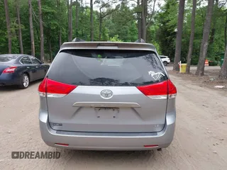 2012 Toyota Sienna LE AAS z VIN 5TDKK3DC7CS222416, wystawiony jako IAAI lot #42360994 z przebiegiem 241 498 mil mil oraz . Historia ofert i sprzedaży dostępna na DreamBid. Obrazek 16.