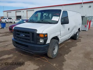 2008 Ford Econoline Cargo Commercial z VIN 1FTNE24L48DB49555, wystawiony jako IAAI lot #41847864 z przebiegiem 150 467 mil mil oraz . Historia ofert i sprzedaży dostępna na DreamBid. Obrazek 17.