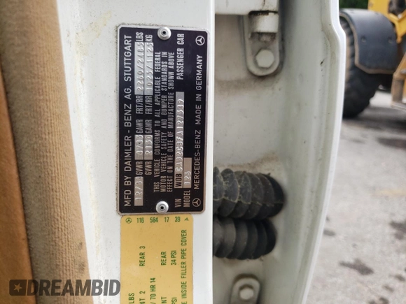 1985 Mercedes-Benz 380 z VIN WDBCA32C8FA127549, wystawiony jako Copart lot #54406985 z przebiegiem 167 688 mil mil oraz Szkoda całkowita • Salvage title. Historia ofert i sprzedaży dostępna na DreamBid. Obrazek 12.