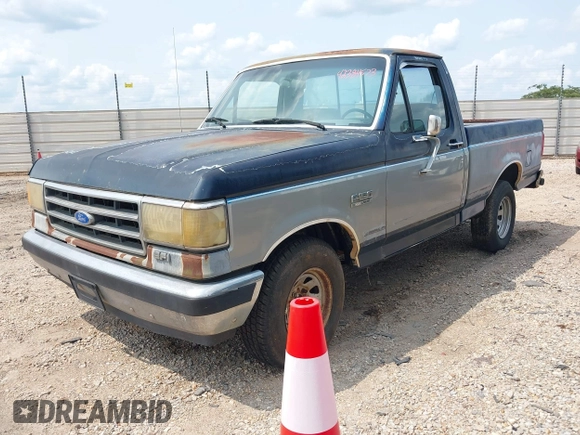 1990 Ford F-150 z VIN 1FTDF15Y0LLB15639, wystawiony jako IAAI lot #42384573 z przebiegiem 94 885 mil mil oraz . Historia ofert i sprzedaży dostępna na DreamBid. Obrazek 2.