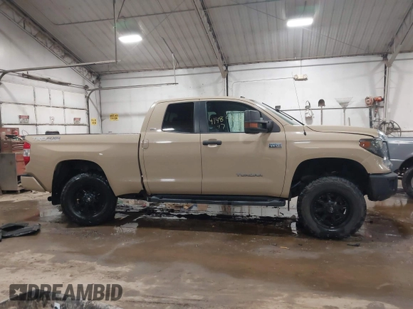 2017 Toyota Tundra SR z VIN 5TFUY5F19HX583033, wystawiony jako IAAI lot #41484920 z przebiegiem 112 206 mil mil oraz . Historia ofert i sprzedaży dostępna na DreamBid. Obrazek 13.