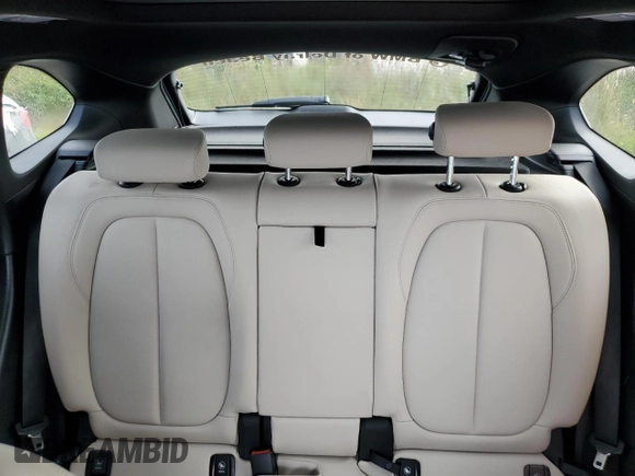 2021 BMW X1 sDrive28i z VIN WBXJG7C03M5T49590, wystawiony jako Copart lot #52473453 z przebiegiem 19 199 mil mil oraz Nie do naprawy. Historia ofert i sprzedaży dostępna na DreamBid. Obrazek 10.