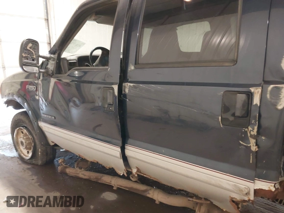 2001 Ford Super Duty F-250 XL with VIN 1FTNW21FX1EC34184, listed as a IAAI auction lot 40381913 with 230,400 mi miles. Bid and sale history available at carsss.com. Image 17.