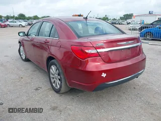 2013 Chrysler 200 Touring z VIN 1C3CCBBB0DN525474, wystawiony jako IAAI lot #42104782 z przebiegiem 67 418 mil mil oraz . Historia ofert i sprzedaży dostępna na DreamBid. Obrazek 3.