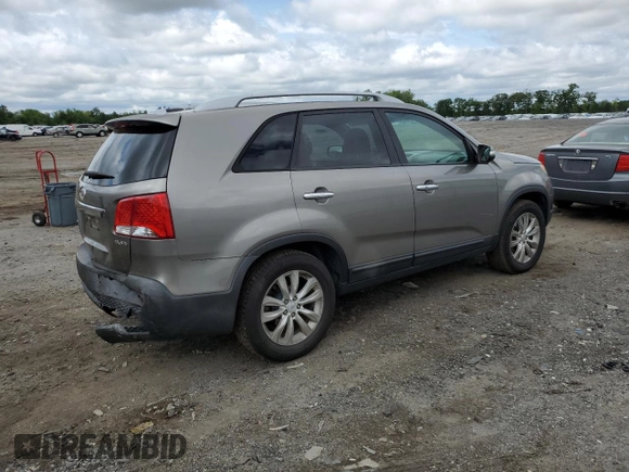 2011 Kia Sorento EX z VIN 5XYKU4A25BG002005, wystawiony jako Copart lot #56504425 z przebiegiem 192 744 mil mil oraz Szkoda całkowita • Salvage title. Historia ofert i sprzedaży dostępna na DreamBid. Obrazek 3.