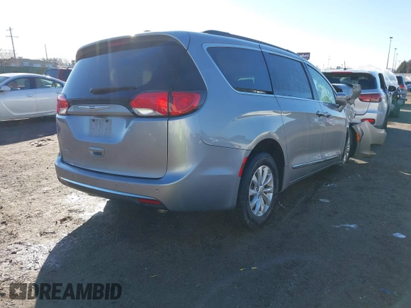 2017 Chrysler Pacifica Touring L z VIN 2C4RC1BG3HR569442, wystawiony jako IAAI lot #41467452 z przebiegiem Nie podano mil oraz . Historia ofert i sprzedaży dostępna na DreamBid. Obrazek 4.