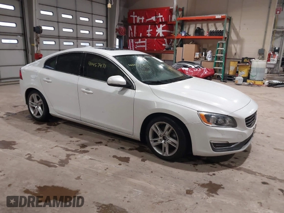 2015 Volvo S60 T5 Drive-E Premier z VIN YV126MFB4F1311693, wystawiony jako IAAI lot #41457471 z przebiegiem 146 042 mil mil oraz . Historia ofert i sprzedaży dostępna na DreamBid. Obrazek 1.