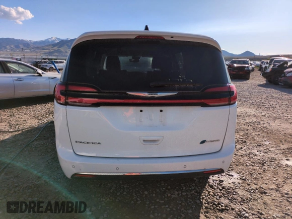 2024 Chrysler Pacifica Hybrid Select z VIN 2C4RC1S78RR123711, wystawiony jako Copart lot #55967745 z przebiegiem 12 042 mil mil oraz Nie do naprawy. Historia ofert i sprzedaży dostępna na DreamBid. Obrazek 6.