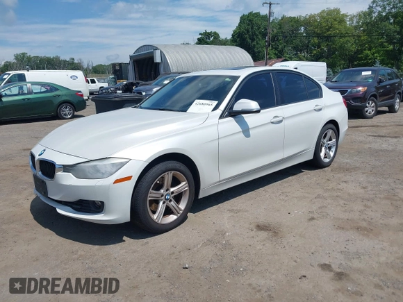 2013 BMW 3 Series 328i xDrive z VIN WBA3B3C56DF532787, wystawiony jako IAAI lot #42680965 z przebiegiem 152 352 mil mil oraz . Historia ofert i sprzedaży dostępna na DreamBid. Obrazek 2.