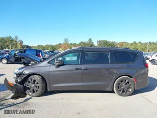 2018 Chrysler Pacifica Touring Plus with VIN 2C4RC1FG3JR204503, listed as a IAAI auction lot 40524612 with 83,186 mi miles. Bid and sale history available at carsss.com. Image 15.