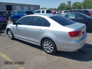 2014 Volkswagen Jetta SE z VIN 3VWD17AJ6EM234451, wystawiony jako IAAI lot #42544809 z przebiegiem 140 009 mil mil oraz . Historia ofert i sprzedaży dostępna na DreamBid. Obrazek 3.