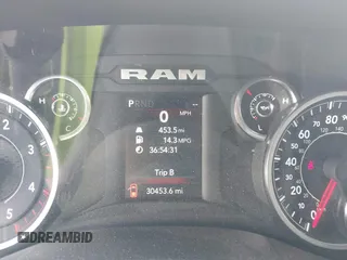 2024 Ram 2500 Big Horn z VIN 3C6UR5DL1RG336569, wystawiony jako IAAI lot #42595091 z przebiegiem 30 453 mil mil oraz . Historia ofert i sprzedaży dostępna na DreamBid. Obrazek 7.