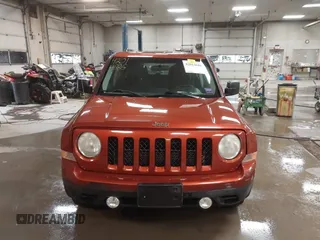 2012 Jeep Patriot Latitude z VIN 1C4NJRFB8CD578232, wystawiony jako IAAI lot #42014686 z przebiegiem 111 712 mil mil oraz . Historia ofert i sprzedaży dostępna na DreamBid. Obrazek 12.
