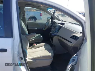 2012 Toyota Sienna z VIN 5TDZK3DCXCS251259, wystawiony jako IAAI lot #41949142 z przebiegiem Nie podano mil oraz . Historia ofert i sprzedaży dostępna na DreamBid. Obrazek 5.