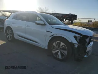 2024 Audi Q8 e-tron Premium Plus z VIN WA15AAGE3RB031412, wystawiony jako Copart lot #71624414 z przebiegiem 6000 mil mil oraz Szkody całkowita. Historia ofert i sprzedaży dostępna na DreamBid. Obrazek 4.
