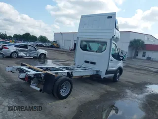 2023 Ford Transit z VIN 1FDBF6ZG0PKB35192, wystawiony jako IAAI lot #42191303 z przebiegiem 207 810 mil mil oraz . Historia ofert i sprzedaży dostępna na DreamBid. Obrazek 4.