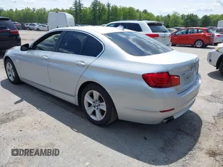 2013 BMW 5 Series 528i xDrive z VIN WBAXH5C50DD109923, wystawiony jako IAAI lot #42328644 z przebiegiem 129 764 mil mil oraz . Historia ofert i sprzedaży dostępna na DreamBid. Obrazek 3.