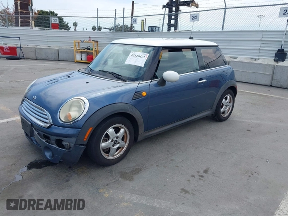 2009 MINI Hardtop z VIN WMWMF33569TW77166, wystawiony jako IAAI lot #42120132 z przebiegiem 150 291 mil mil oraz . Historia ofert i sprzedaży dostępna na DreamBid. Obrazek 2.