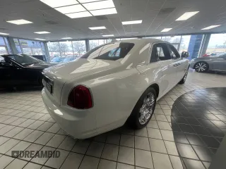 2010 Rolls-Royce Ghost z VIN SCA664S57AUX48643, wystawiony jako Copart lot #83959114 z przebiegiem 52 605 mil mil oraz Tytuł czysty. Historia ofert i sprzedaży dostępna na DreamBid. Obrazek 4.