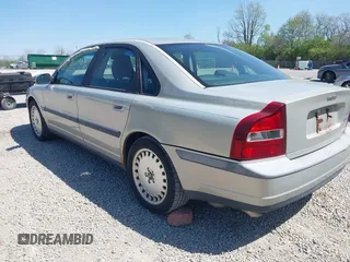 2000 Volvo S80 with VIN YV1TS94D1Y1107745, listed as a IAAI auction lot 42105726 with 266,509 mi miles. Bid and sale history available at carsss.com. Image 3.