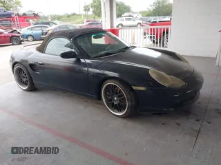 2003 Porsche Boxster z VIN WP0CA29893U620342, wystawiony jako IAAI lot #42202533 z przebiegiem 141 397 mil mil oraz . Historia ofert i sprzedaży dostępna na DreamBid. Obrazek 1.