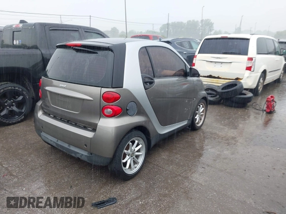 2009 Smart fortwo Pure z VIN WMEEJ31X49K226366, wystawiony jako IAAI lot #42430117 z przebiegiem 107 962 mil mil oraz . Historia ofert i sprzedaży dostępna na DreamBid. Obrazek 4.