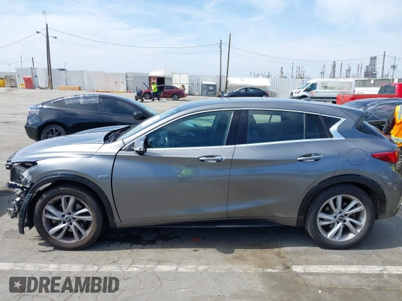2018 Infiniti QX30 z VIN SJKCH5CP2JA004717, wystawiony jako IAAI lot #42272092 z przebiegiem 129 911 mil mil oraz . Historia ofert i sprzedaży dostępna na DreamBid. Obrazek 15.