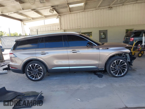 2020 Lincoln Aviator Reserve with VIN 5LM5J7XC0LGL10343, listed as a IAAI auction lot 42486201 with 62,418 mi miles and . Bid and sale history available at DreamBid. Image 13.