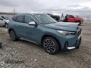 2023 BMW X1 xDrive28i z VIN WBX73EF08P5Y22376, wystawiony jako Copart lot #51129255 z przebiegiem 3601 mil mil oraz Szkody całkowita. Historia ofert i sprzedaży dostępna na DreamBid. Obrazek 4.