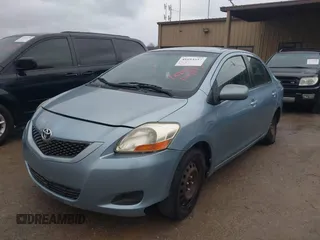 2009 Toyota Yaris z VIN JTDBT903594055838, wystawiony jako IAAI lot #41693557 z przebiegiem 362 137 mil mil oraz . Historia ofert i sprzedaży dostępna na DreamBid. Obrazek 2.
