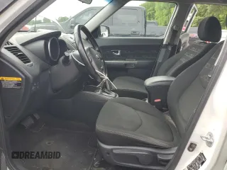 2013 Kia Soul + z VIN KNDJT2A69D7550983, wystawiony jako Copart lot #57416965 z przebiegiem 112 304 mil mil oraz Szkoda całkowita • Salvage title. Historia ofert i sprzedaży dostępna na DreamBid. Obrazek 7.