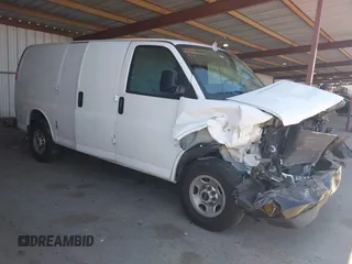 2022 GMC Savana Cargo z VIN 1GTW7AFPXN1139859, wystawiony jako IAAI lot #42434135 z przebiegiem Nie podano mil oraz . Historia ofert i sprzedaży dostępna na DreamBid. Obrazek 1.