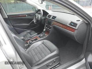 2013 Volkswagen Passat SEL Premium z VIN 1VWCN7A37DC045616, wystawiony jako IAAI lot #42381835 z przebiegiem 130 535 mil mil oraz . Historia ofert i sprzedaży dostępna na DreamBid. Obrazek 5.