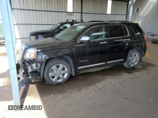 2013 GMC Terrain Denali z VIN 2GKFLZE30D6267195, wystawiony jako Copart lot #51709225 z przebiegiem 104 294 mil mil oraz Czysty tytuł • Clean title. Historia ofert i sprzedaży dostępna na DreamBid. Obrazek 1.