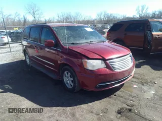 2013 Chrysler Town & Country Touring z VIN 2C4RC1BG4DR583411, wystawiony jako IAAI lot #41815208 z przebiegiem 146 537 mil mil oraz . Historia ofert i sprzedaży dostępna na DreamBid. Obrazek 1.