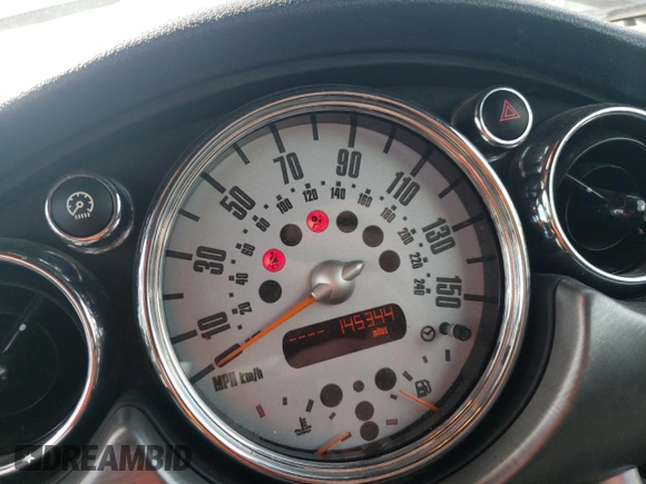 2008 MINI Convertible S с VIN WMWRH33508TU81576, выставлен на аукционе Copart как лот 60684675 с пробегом 145 344 миль миль и Списание • Salvage title. История ставок и продаж доступна на DreamBid. Изображение 9.